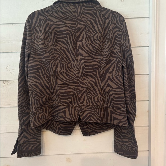WHBM Espresso Zebra Print
Denim Jacket Size 12. Great Condition! - Picture 10 of 16